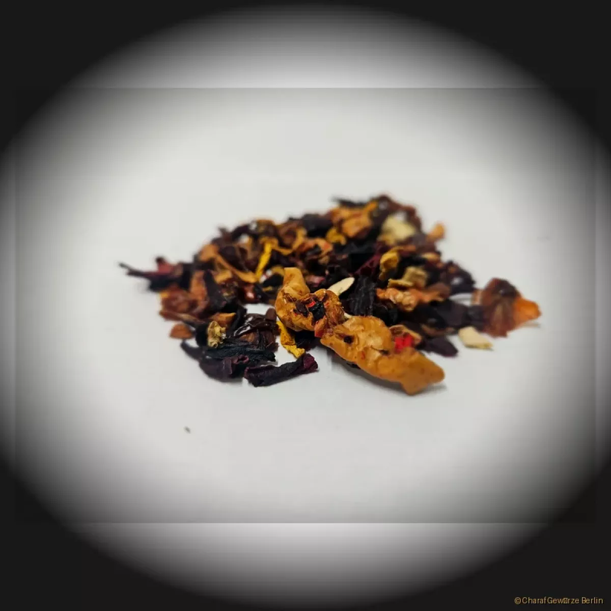 Aromatisierter Orange-Mandarine Früchtetee – Mischung aus Hibiskusblüten, Apfel, Hagebutte, Ananas & Orangenschalen mit leuchtend rot-goldenem Aufguss und fruchtig-süßem Aroma