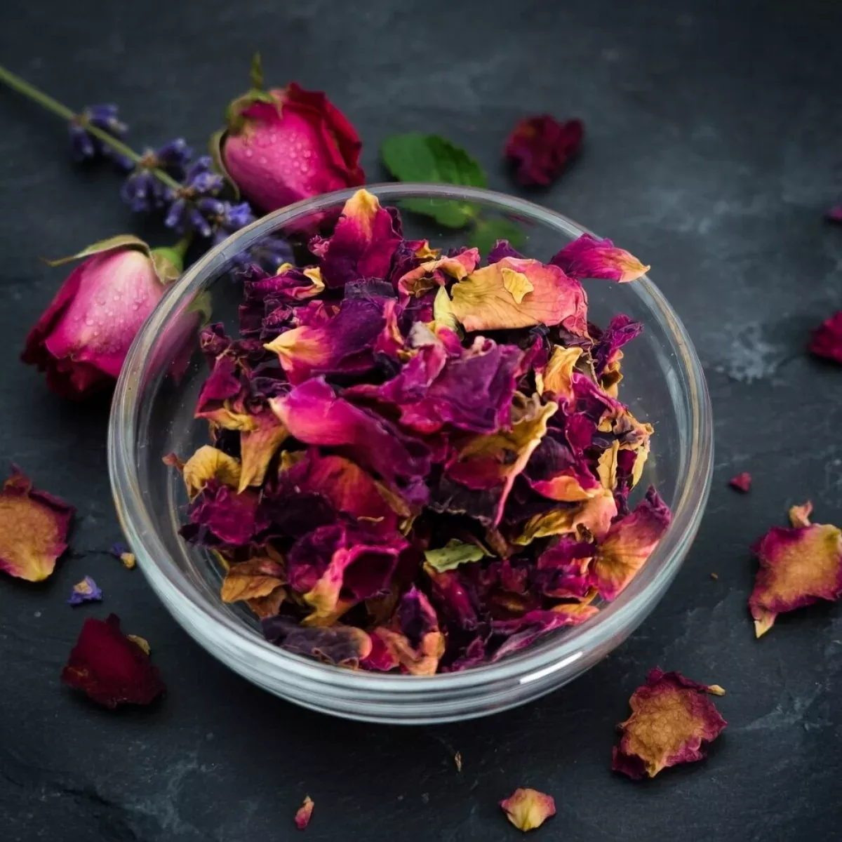 Rosenblüten 20 g – Charaf Gewürze Berlin