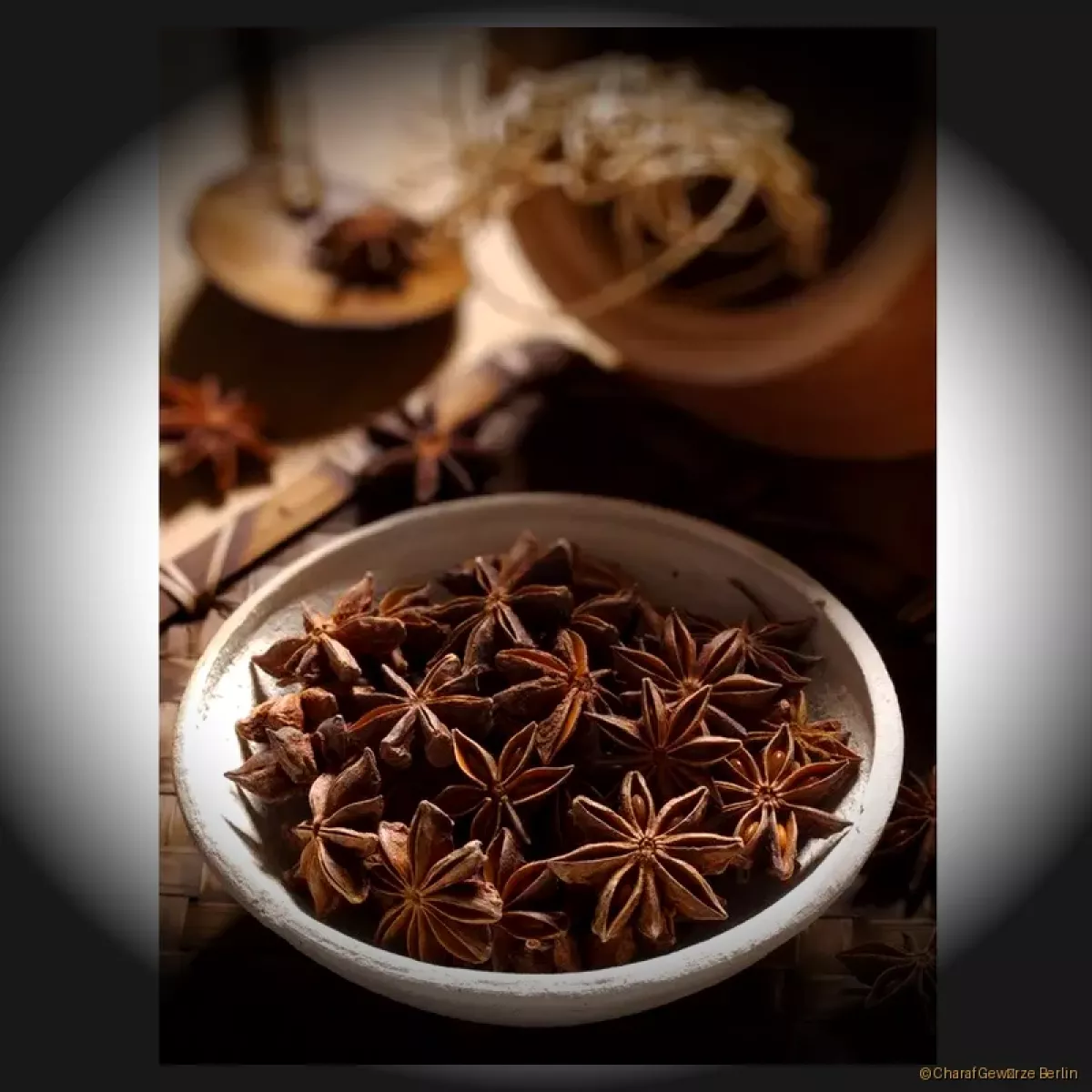 Sternanis ganz – ganze sternförmige Sternanis-Sterne mit intensiv süß-anisartigem Aroma und warmer Würze