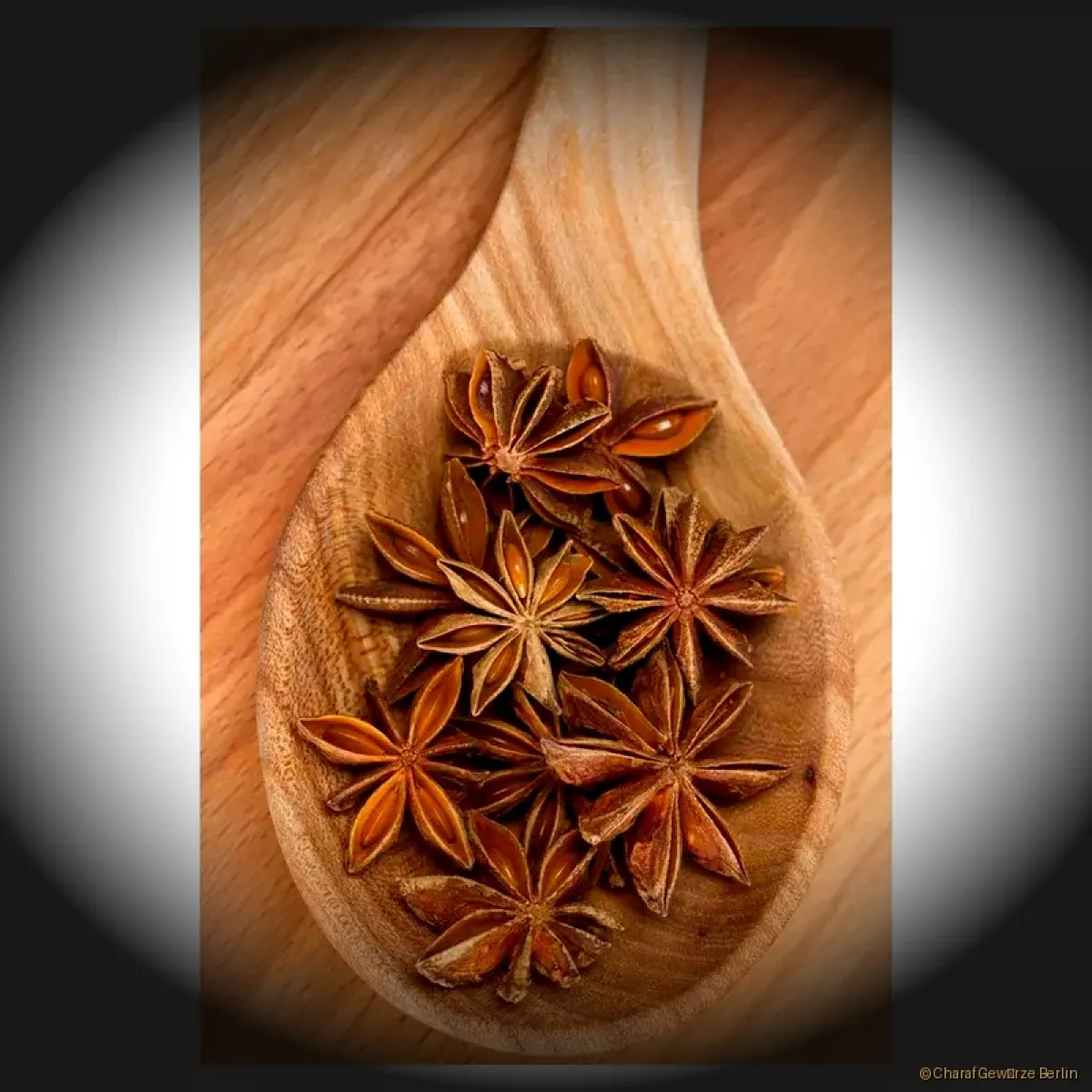 Sternanis ganz – ganze sternförmige Sternanis-Sterne mit intensiv süß-anisartigem Aroma und warmer Würze