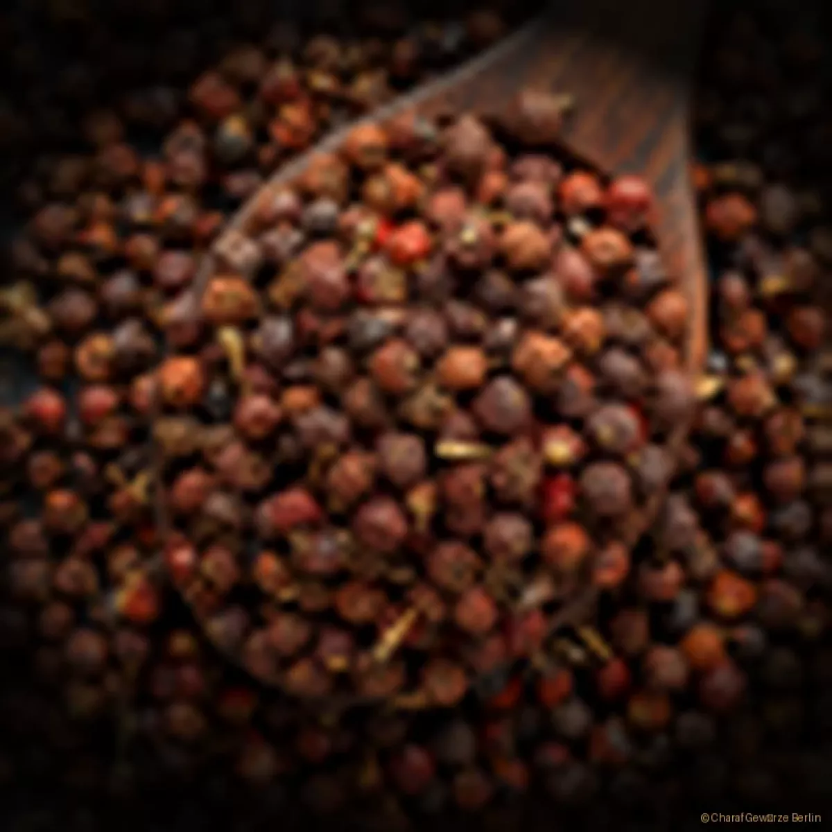 Szechuanpfeffer ganz – ganze rosa-rote bis braune Szechuanpfefferkörner mit prickelnd-zitrusartigem Aroma und betäubender Schärfe