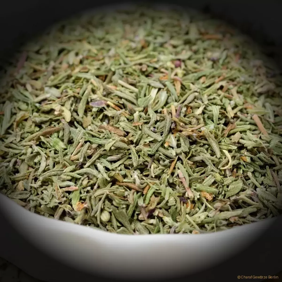 Thymian gerebelt – fein zerkleinerte, dunkelgrüne Thymianblätter mit intensiv würzigem Mittelmeeraroma