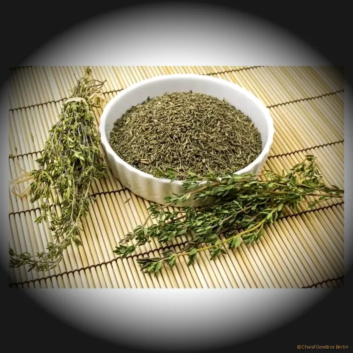 Thymian gerebelt – fein zerkleinerte, dunkelgrüne Thymianblätter mit intensiv würzigem Mittelmeeraroma