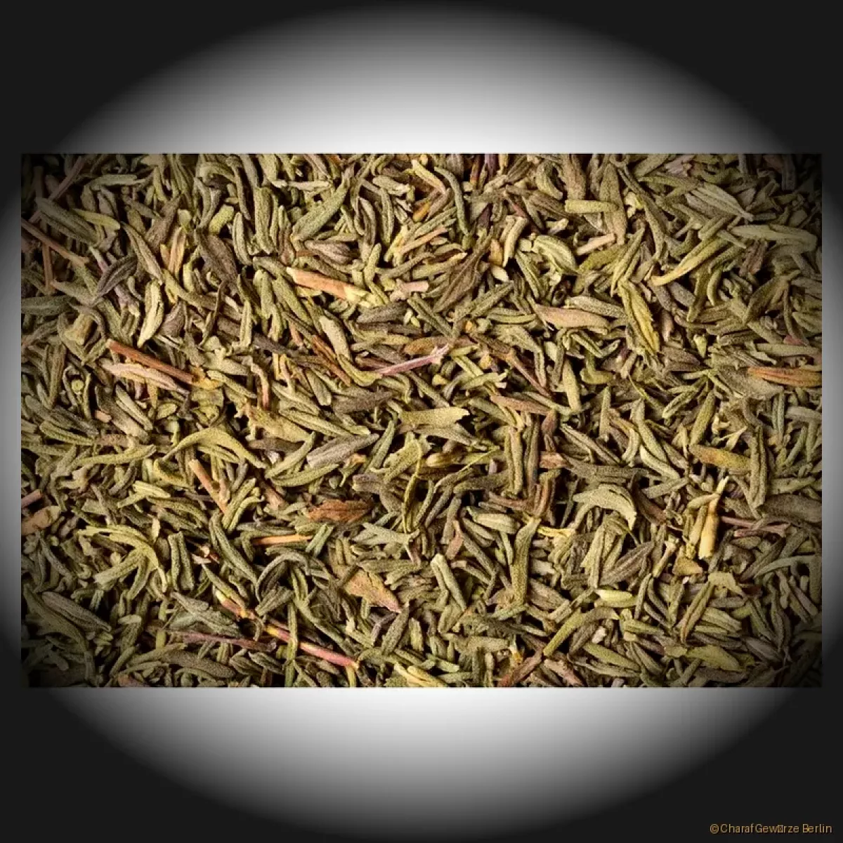 Thymian gerebelt – fein zerkleinerte, dunkelgrüne Thymianblätter mit intensiv würzigem Mittelmeeraroma