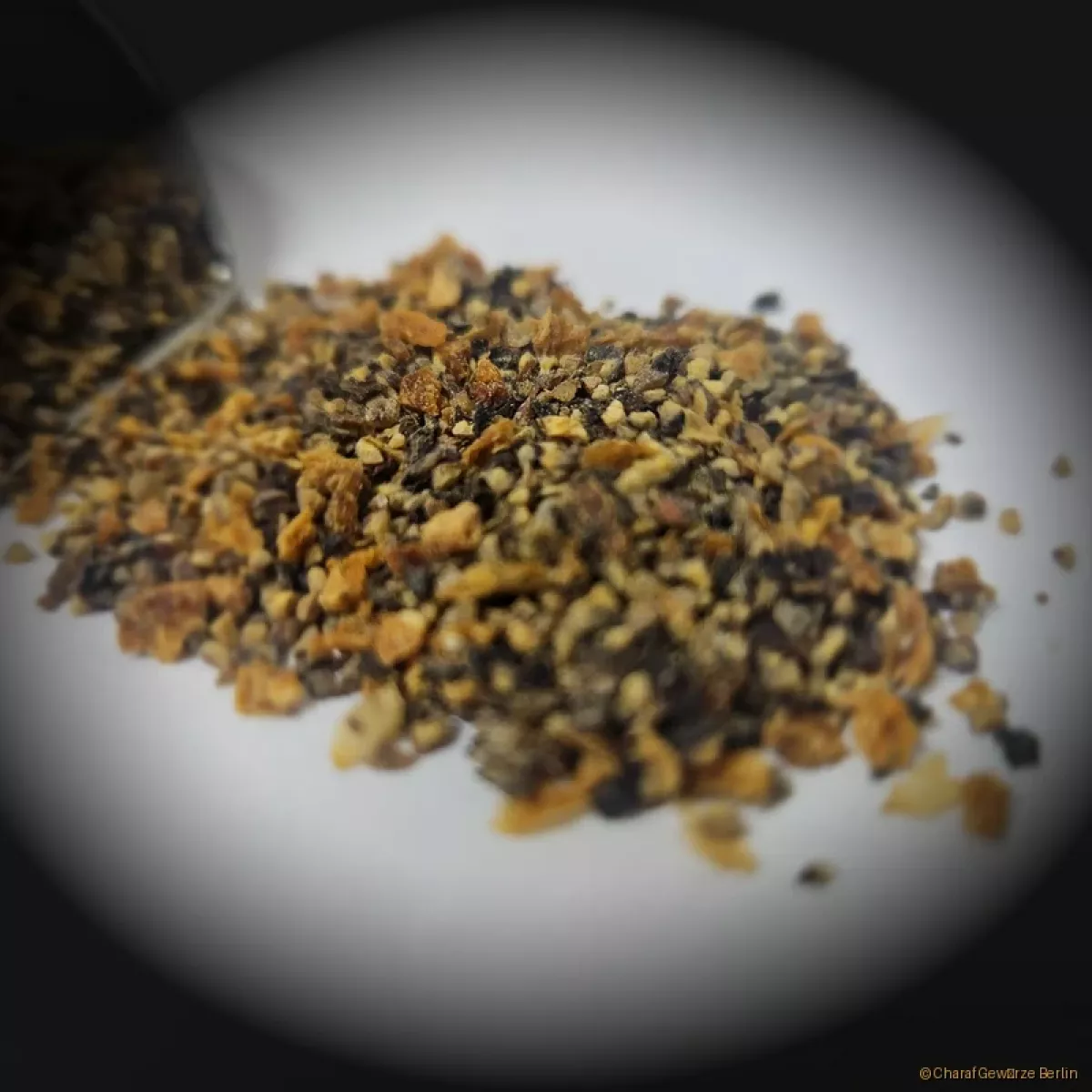 Zitronenpfeffer – hell-gelbe Gewürzmischung aus Pfefferkörnern, Zitronenschalen & Curcuma mit fruchtig-scharfem Aroma und sommerlicher Frische