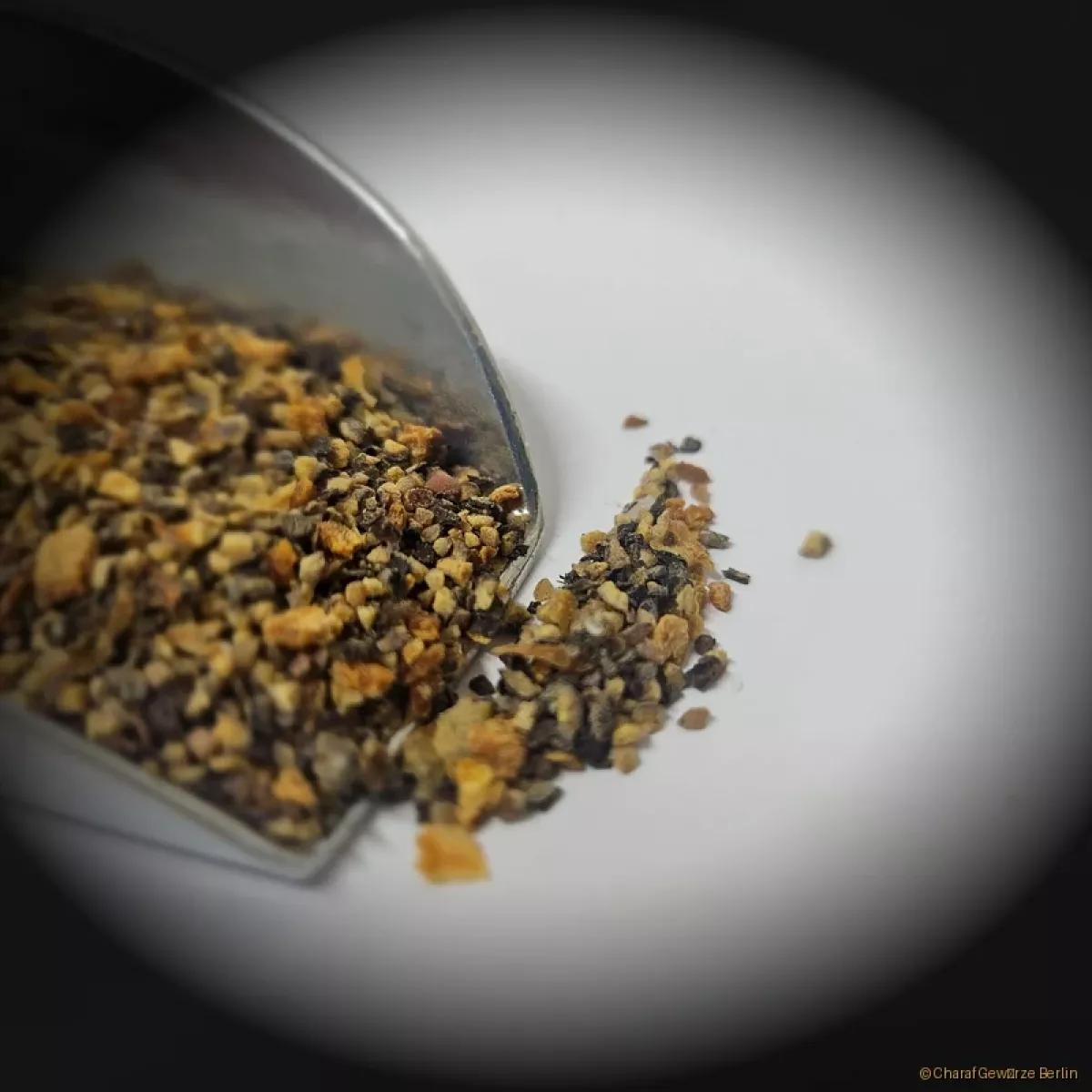 Zitronenpfeffer – hell-gelbe Gewürzmischung aus Pfefferkörnern, Zitronenschalen & Curcuma mit fruchtig-scharfem Aroma und sommerlicher Frische