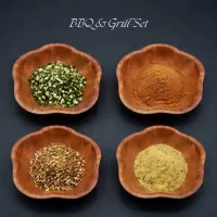 BBQ & Grill-Set mit Steakgewürz, Gyros, Hähnchen Gewürzsalz & Chimichurri in Holzschüsseln | Charaf Gewürze Berlin