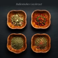 Italienisches Gewürzset mit Aglio Olio, Arrabiata, Pizzagewürz & Italienischen Kräutern in Holzschüsseln | Charaf Gewürze Berlin
