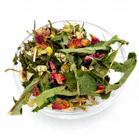 Kräutertee-Mischung von Charaf Gewürze Berlin mit Pfefferminze, Melisse, Eisenkraut, Kamille und Rosenblüten in einer Schale